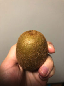 洗う前のキウイ