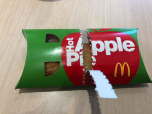 マクドナルドのホットアップルパイを開封