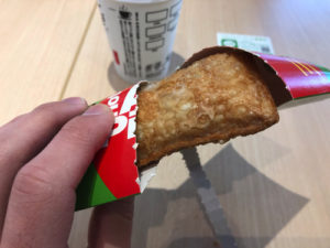 マクドナルドのホットアップルパイ開けかけ