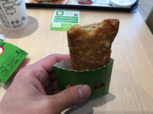 マクドナルドのホットアップルパイをかじる