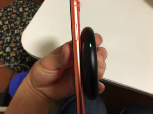 ワイヤレス充電気を持ちながら携帯をいじる