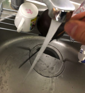 お香を水で濡らす