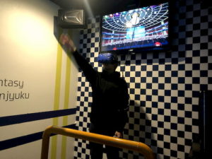 手を挙げると観客が沸く