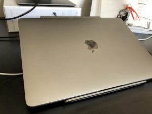 elago L3 STAND for NOTE PCの上に閉じているMacBook