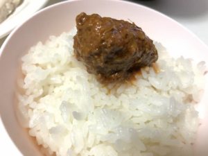 ご飯にのせたルンダン